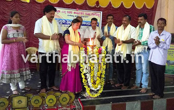 ಗಂಗೊಳ್ಳಿ: ಕಟ್ಟಡ ಕಾರ್ಮಿಕರ ಮಕ್ಕಳಿಗೆ ಪುಸ್ತಕ ವಿತರಣೆ